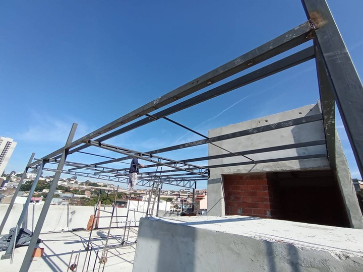 Obra em estrutura metálica